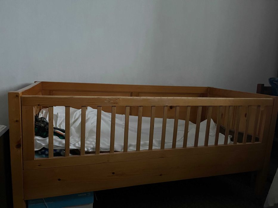 Продавам детско дървено легло за дете  до 10 години