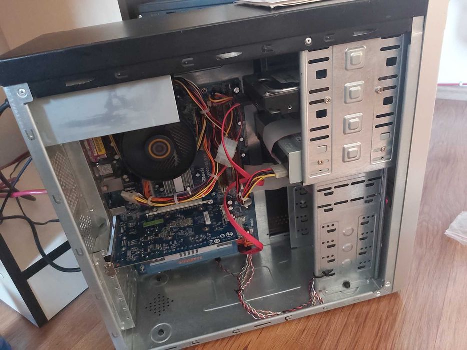 Retro PC Complet: Unitate Centrala, Monitor, Cabluri, Boxe, Periferice
