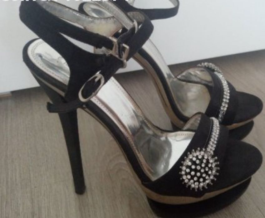 Сандали на висок ток