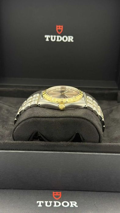 Tudor Royal Referință: 28503, 38 mm, aur oțel, 2025, 4000€.