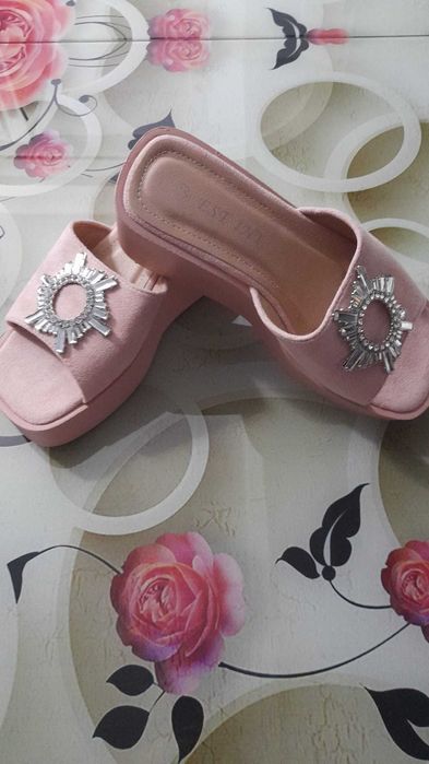 Vand papuci cu platforma