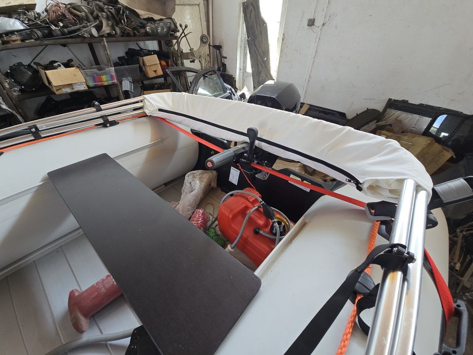 Vand barca 450Dsl noua lungime 4.5m motor Mercury 20cp nou și peridoc