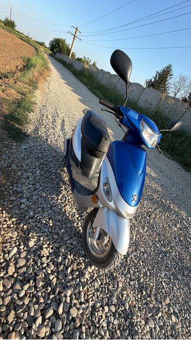 Vand scuter peugeout v-clic cu doar 1800 de km