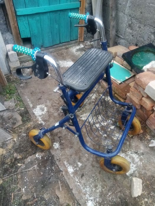 Инвалидные ходунки на колёсах
