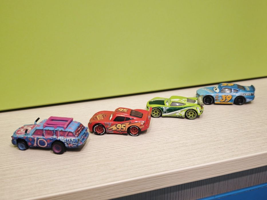 Vând mașinuțe Cars din metal ,in stare foarte bună.