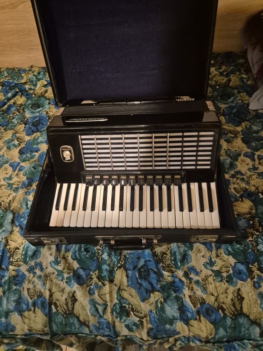 Продавам Акордеон
