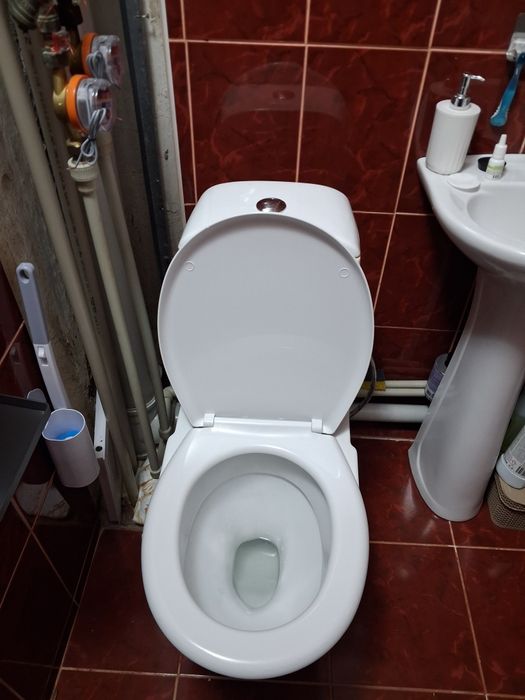 Продам унитаз  хороший слив касой.
