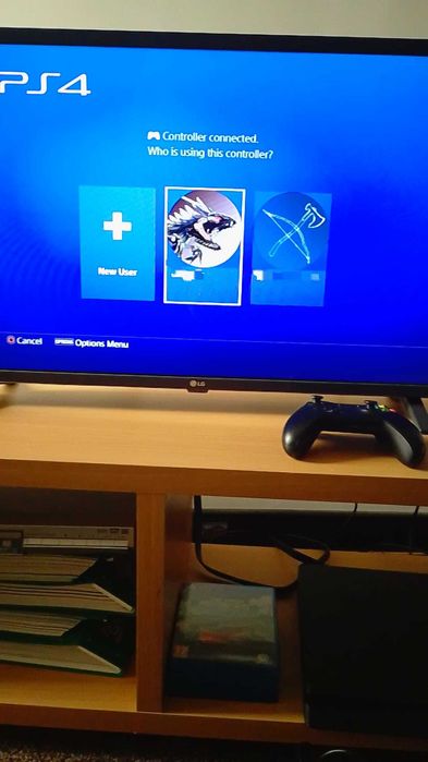 Vând Play Station - PS4 Slim 500 MB + controller, cablu și 3 jocuri pe CD