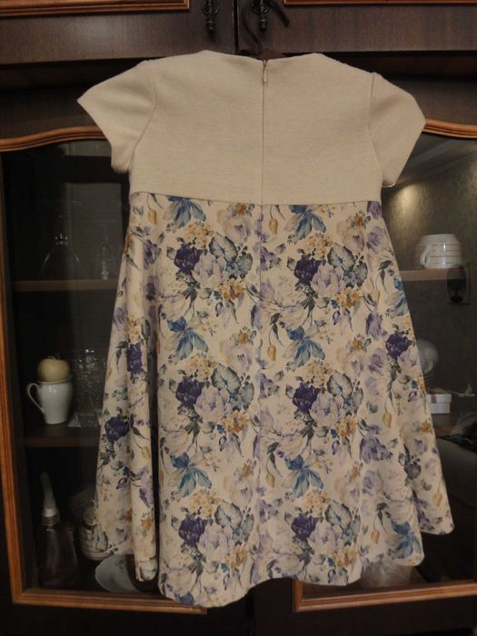 продается б.у шерстяное платье на девочку 4-6 лет