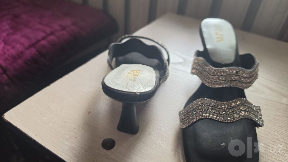 Yozga basanojka, razmer 37, rangi qora, ustidegi toshlari yaltiredi