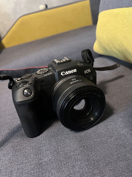 Canon EOS R50 plus obiectiv 50mm