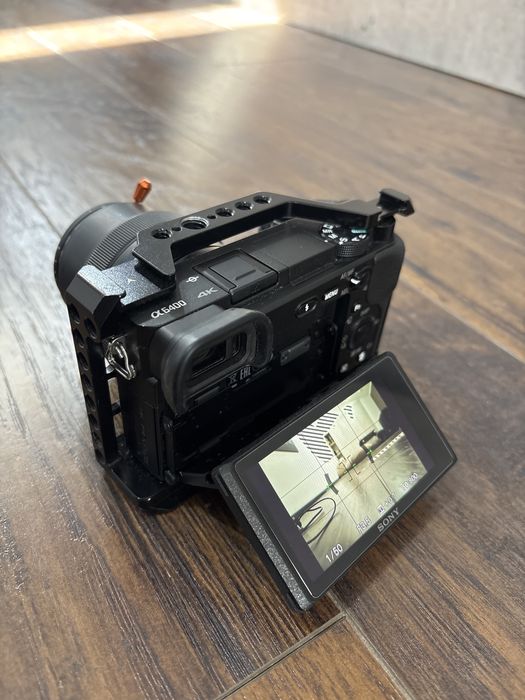 Sony A6400 and kit lens 16-50mm with Smallrig Cage and 64gb SD card.