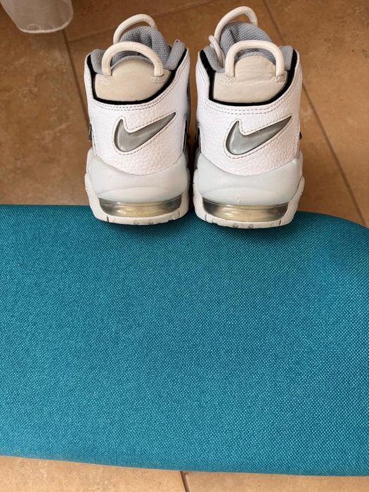 Adidasi NikeVând adidași Nike, mă apasă pe os...