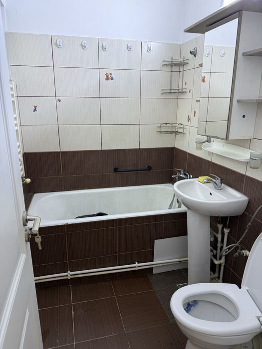 Vand apartament 3 camere, 65 mp (4.66 mp balcon), et 2/4, decomandat, zona Nord  ( Pedagogic )