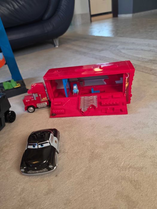 Hot Wheels писта и три камиона