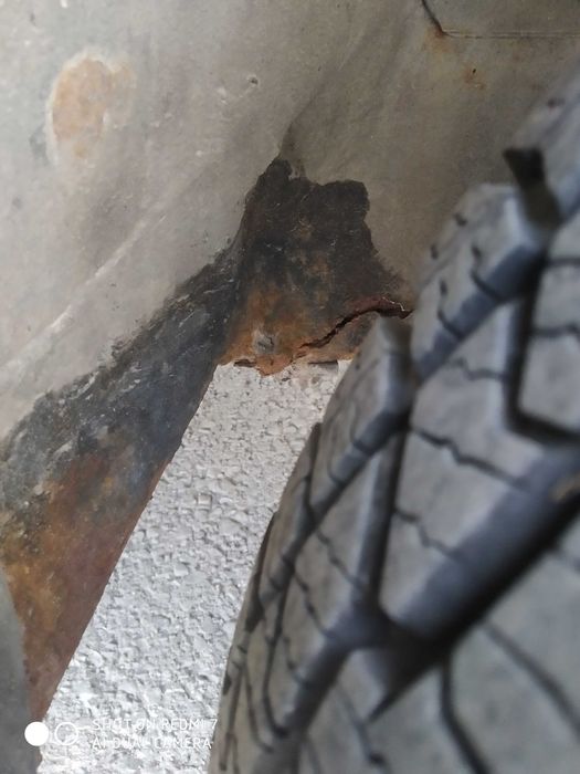 Субару Форестър 2.0 GX , проблем в пода отпред .