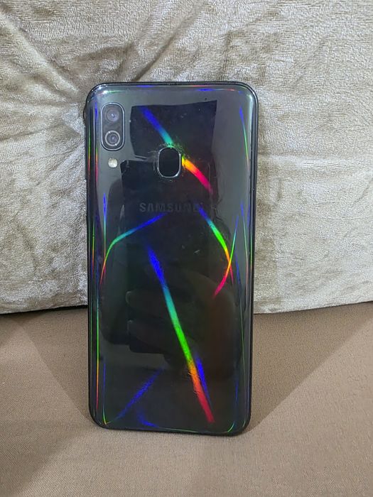 Самсунг А40 64гб