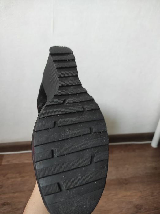 Сапоги черные на танкетке