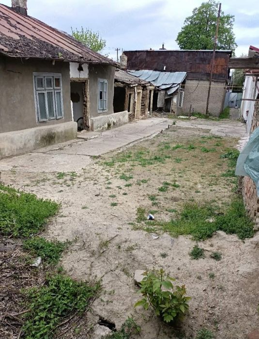 Casă de vânzare zona piata saracă