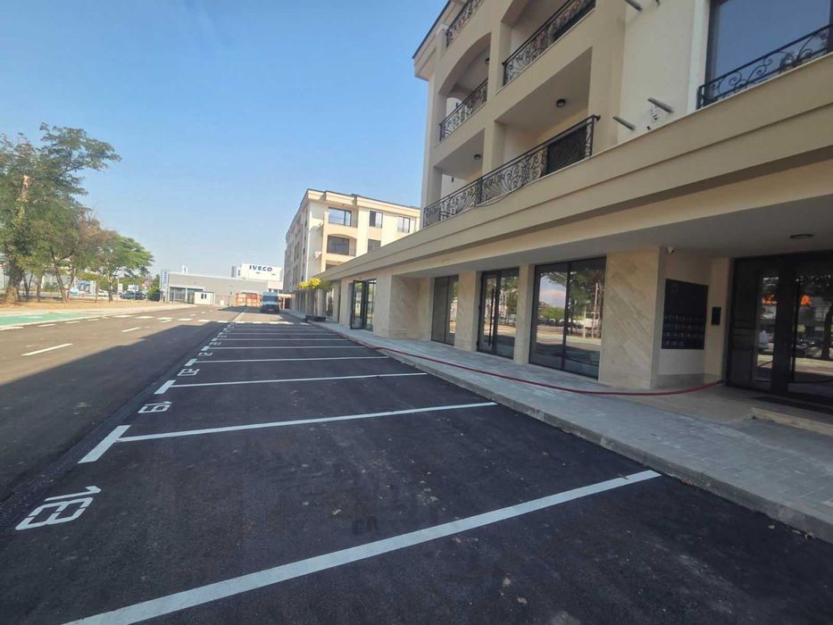 Дава се под наем Магазин в Пловдив, Гагарин - 70 кв.м за 750 € - Снимка #1