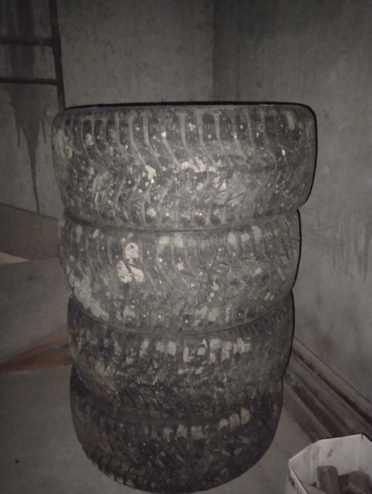 Продам комплект зимних шин