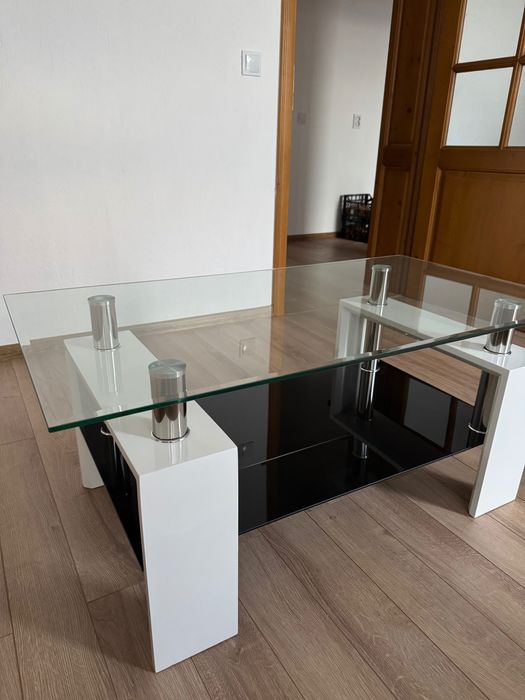 Стъклена холна маса