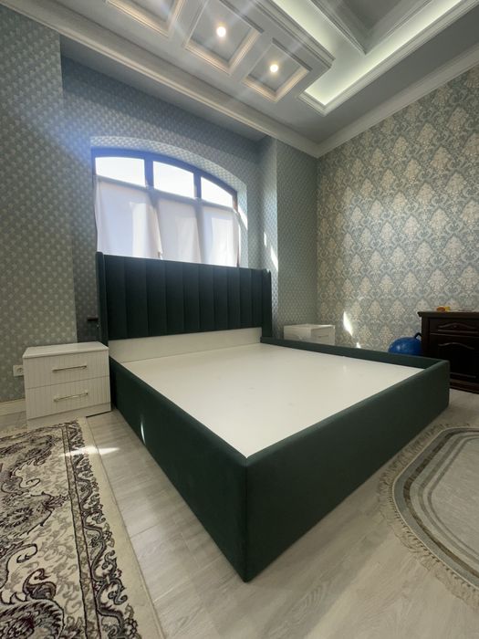 Двухспальный кровать с мягким изголовьем и бортами