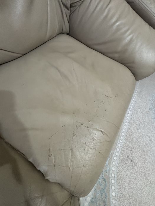 Продам кожаный диван