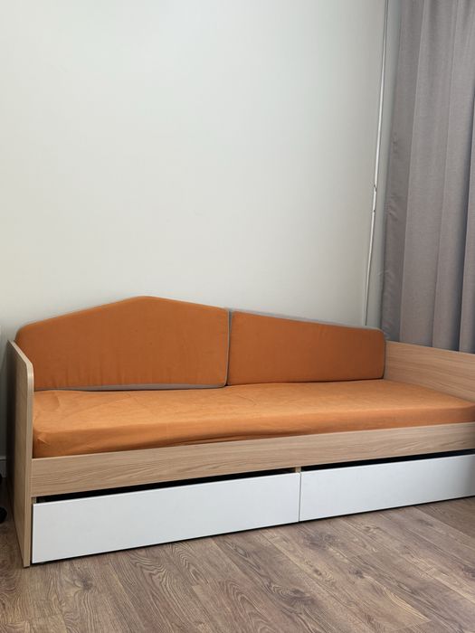 Кровать с выдвижными шкафчиками