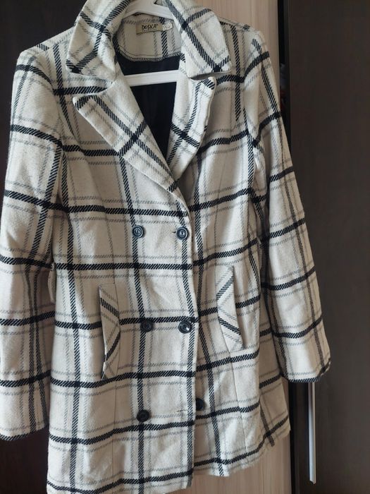 Стилно дамско палто в каре