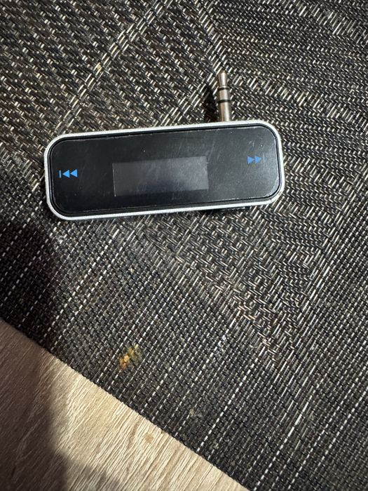 FM Трансмитер за кола връзва се направо към телефона