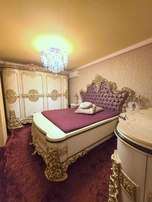 Барокова Спалня комплект с гардероб скрин шкафчета и матрак