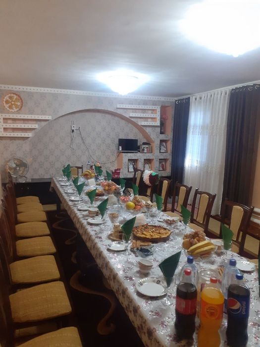 Mehmonxona uchun stol stullar