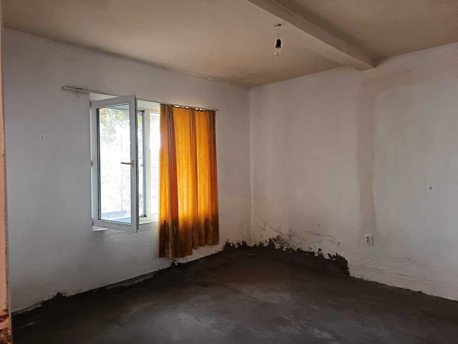 Масивна двуетажна къща в село Младиново