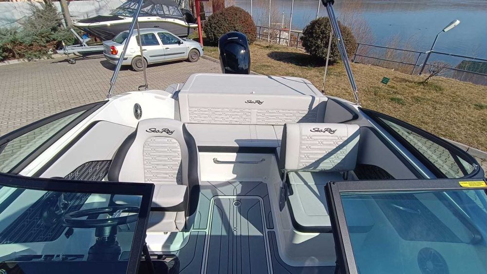 Ambarcatiune Sea Ray 19 SPX