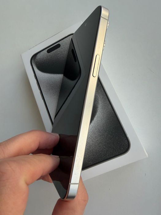 Iphone 15pro max Бял 256gb 1 год. гаранция Батерия на 100% !