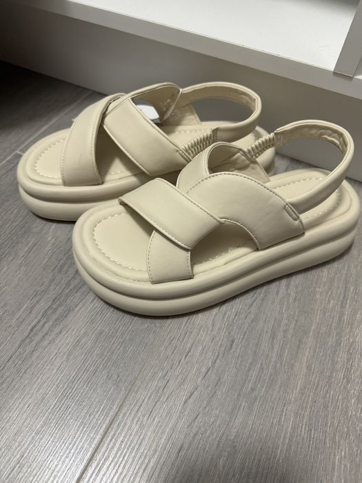 Продам новые босоножки