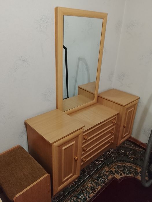 Кровать, шифоньер, трюмо