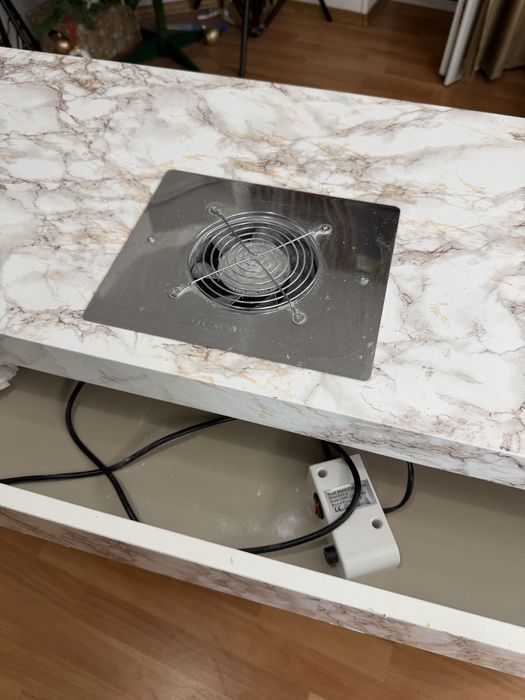 Birou unghii cu aspirator incorporat