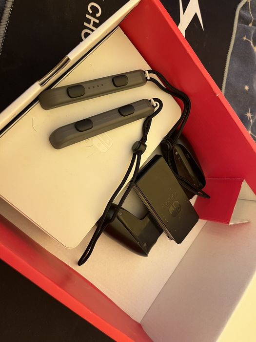 Nintenfo switch OLED + игра SpoungeBob и още инсталирани игри