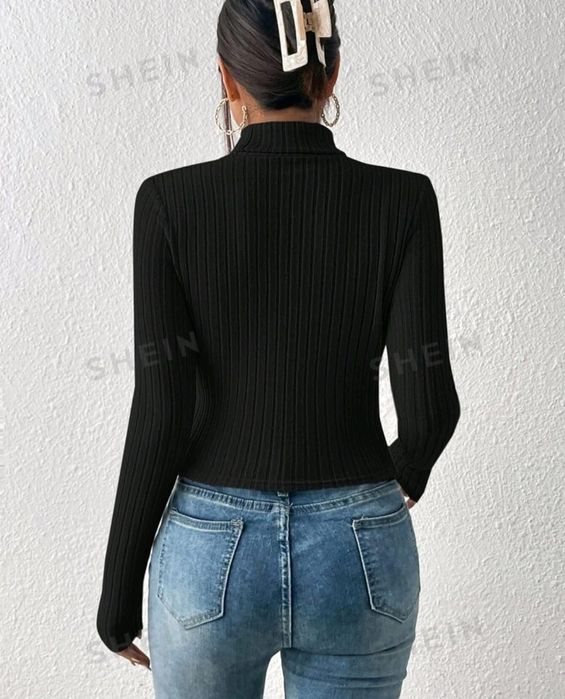 Top negru pe gât damă