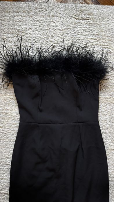 rochie poema S neagră multă și cu pene
