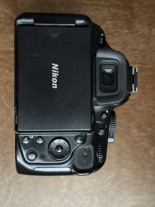 Nikon D5200 + 18–105 VR