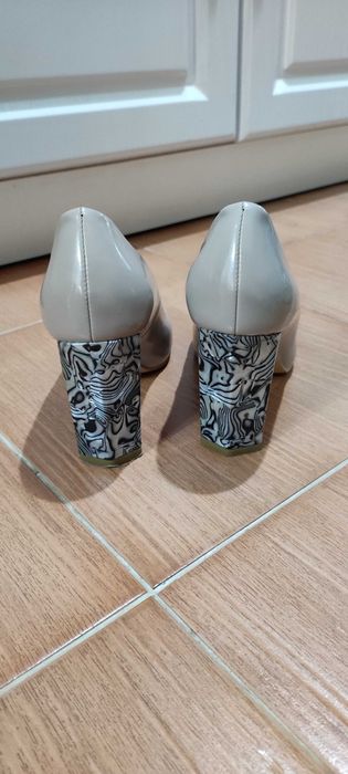 Продам туфли лакированные