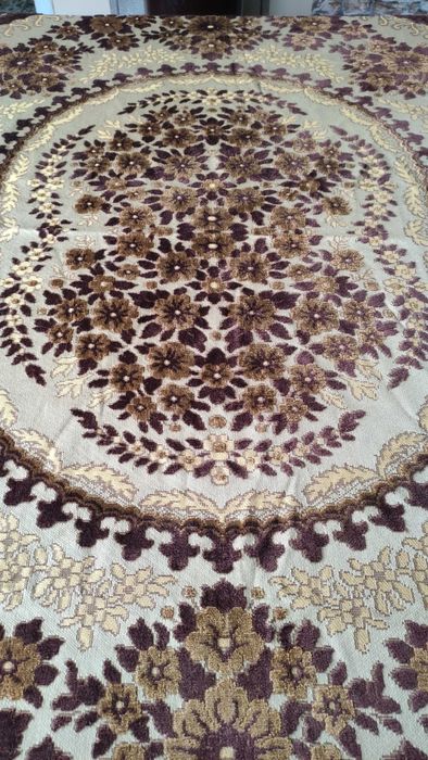 Тежка покривка с релефни плюшени цветя