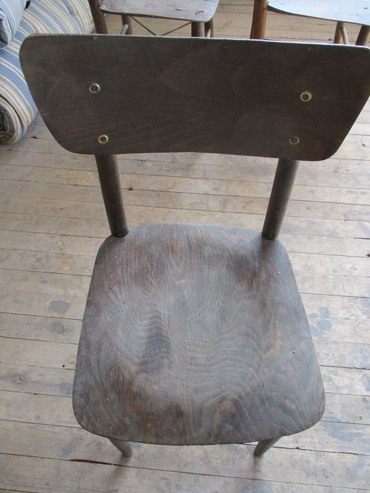 Столове  -4 дървени с антикварна ст-ст и 2 метални с дефекти за ремонт