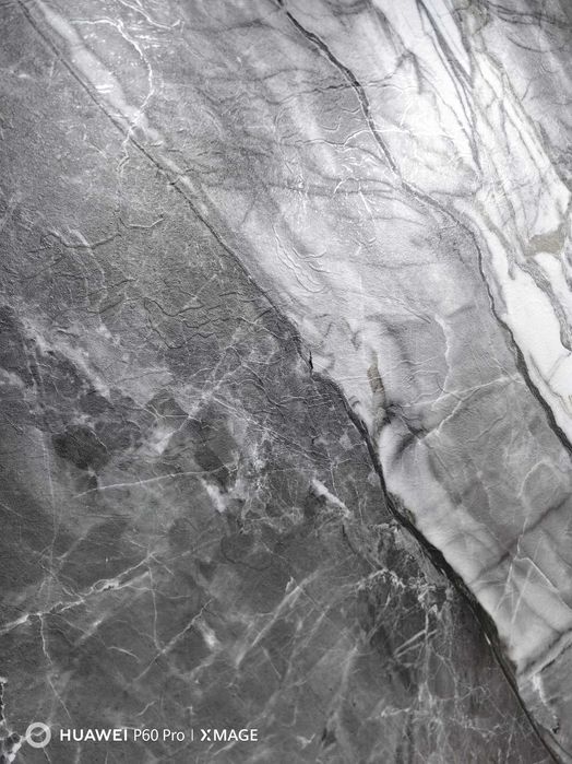 Гибкий мрамор матовый и луверы.