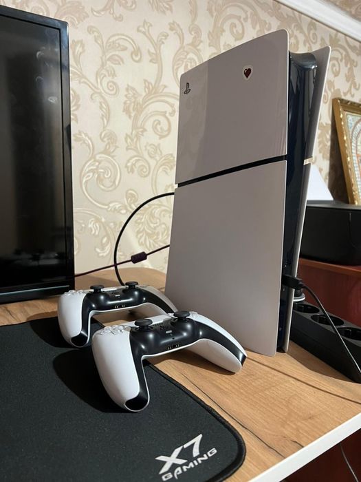 PlayStation 5 Slim Digital Edition 1000 GB + 2 геймпада