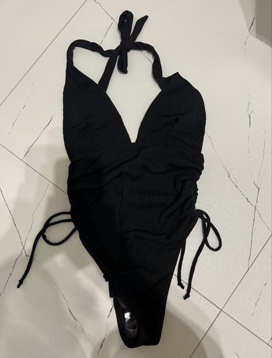 Цял бански с дълбоко деколте