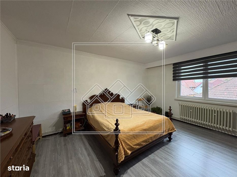 Casa cu 4 camere, balcon si curte - zona Lazaret
